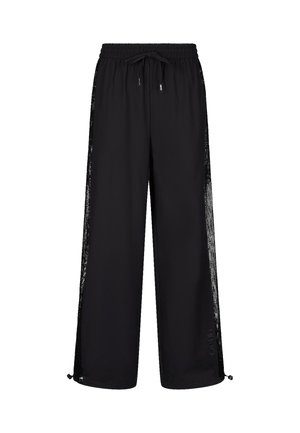 Pantaloni neri a gamba larga realizzati in tessuto leggero. Presentano una vita con cordino, pannelli laterali in rete e orli regolabili per un fit rilassato.