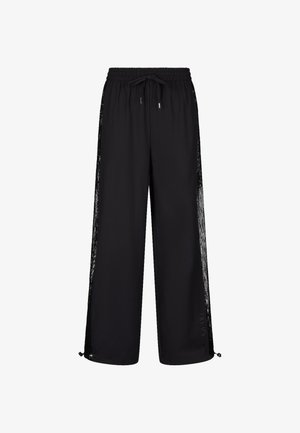 Pantaloni neri a gamba larga realizzati in tessuto leggero. Presentano una vita con cordino, pannelli laterali in rete e orli regolabili per un fit rilassato.