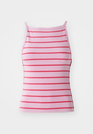 Rebrasta majica bez rukava u svijetlo ružičastoj boji s horizontalnim crvenim prugama. Ima tanke naramenice i pripijen siluetu. Mekana tekstura i rastezljiv materijal.