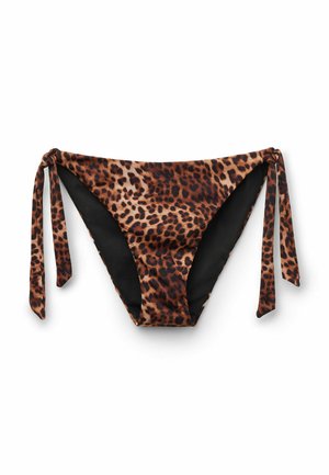 Bikini dolne w wzór panterki z bocznymi sznurkami i czarnym wnętrzem, wyeksponowane na białym tle.