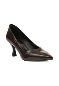 Zapato de tacón alto de cuero marrón con punta afilada, que presenta un acabado brillante y un tacón corto con forma única.