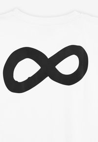 Biała koszulka z dużym czarnym symbolem nieskończoności na plecach. Materiał wydaje się gładki i lekki. Prosty, minimalistyczny design.