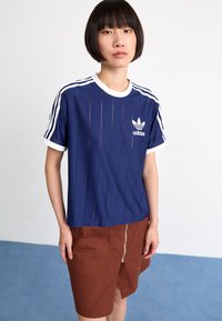 adidas Originals ADICOLOR 3-STRIPES PINSTRIPE - Camiseta estampada - dark blue