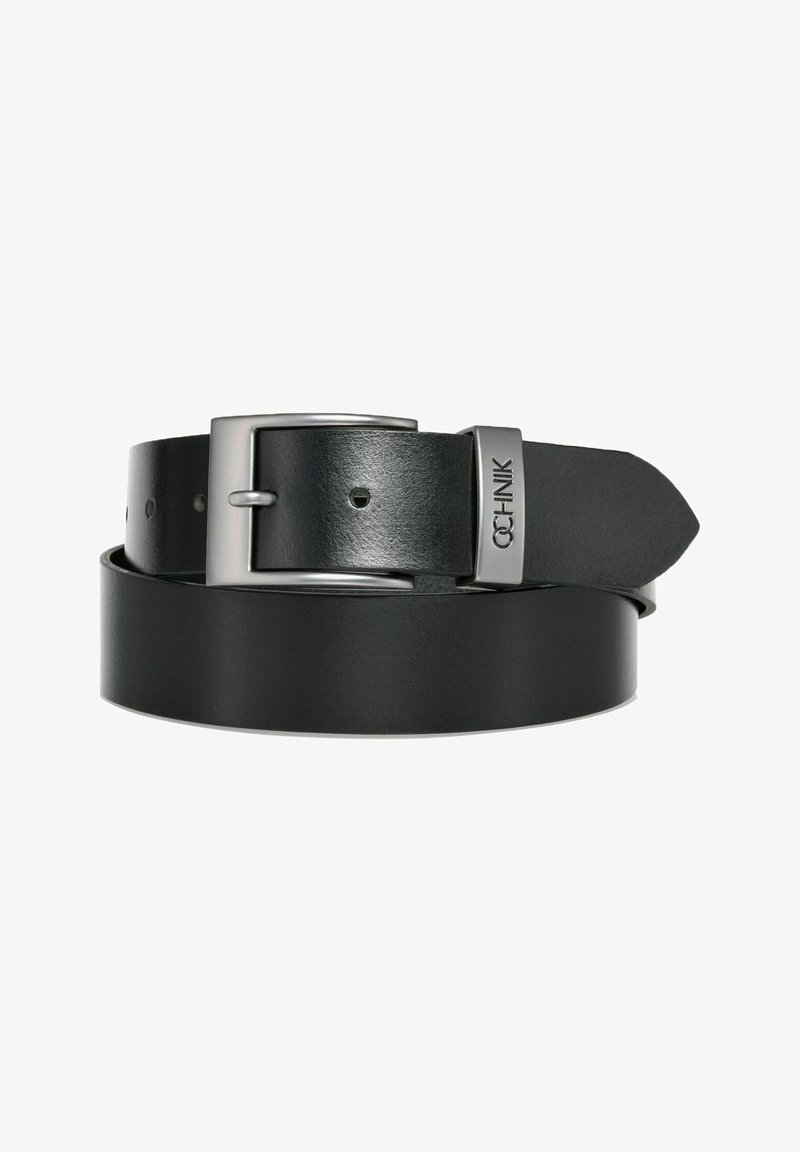 Czarny skórzany pasek o gładkiej teksturze z prostokątną srebrną klamrą, z wyrytą nazwą marki na metalowych elementach.