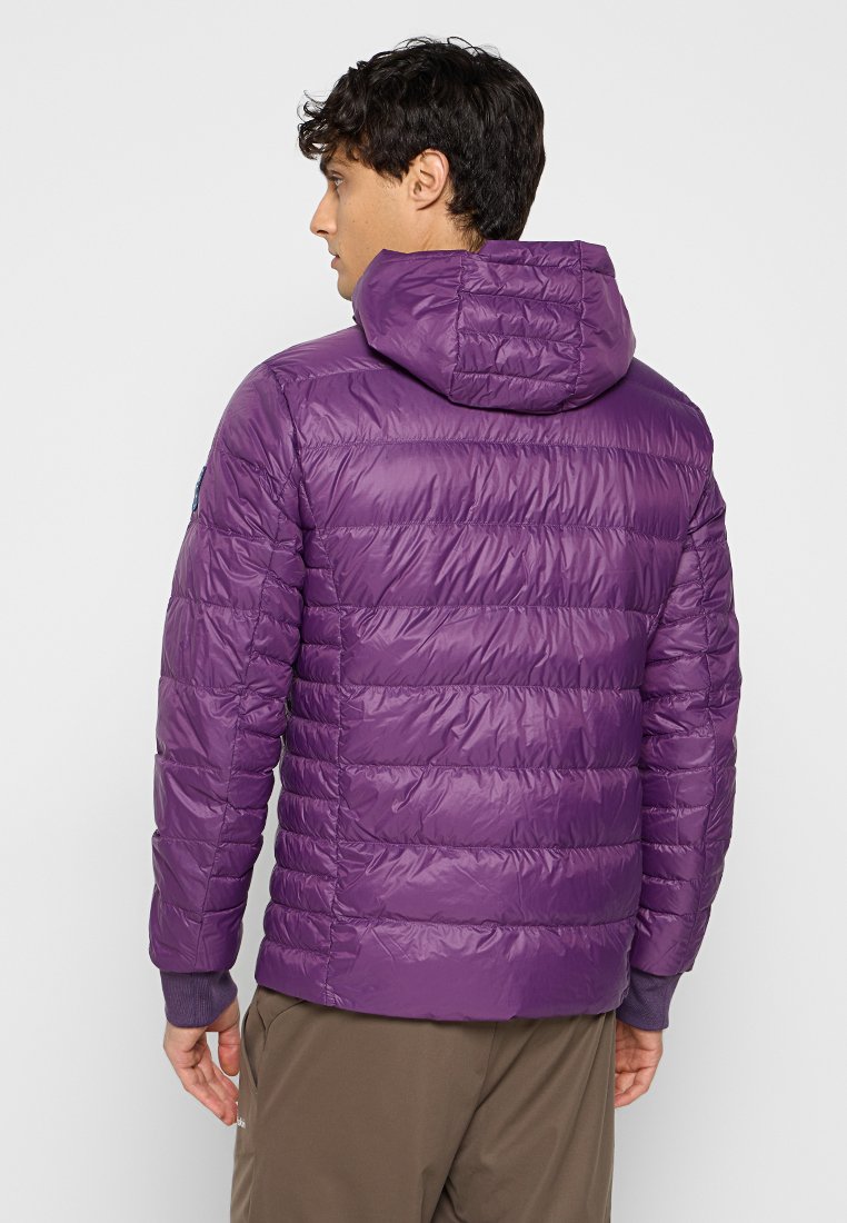 Lila Daunenjacke mit Kapuze, ausgestattet mit einem gesteppten Design und einem glatten, glänzenden Material. Elastische Bündchen und eine taillierte Silhouette.