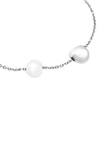 Collar de cadena de plata que presenta dos cuentas distintas: una cuenta metálica lisa y una perla blanca lustrosa. Diseño minimalista, acabado pulido.