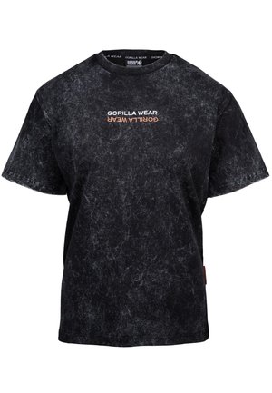 Zwart T-shirt met marmertextuur. Bevat het "GORILLA WEAR" logo in wit en oranje. Klassiek ronde hals ontwerp, korte mouwen en een relaxte pasvorm.