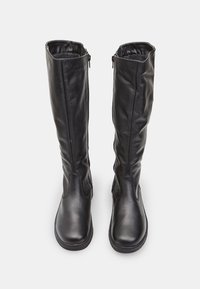 Fekete bőr térd fölé érő csizmák sima felülettel, oldalsó cipzárral és kerek orral; egyszerű kialakítás, látható díszítések nélkül.