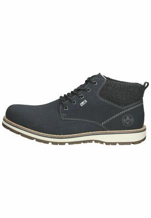 Bottines noires avec un extérieur en cuir lisse, un col textile gris, une semelle blanche contrastante, ainsi que des surpiqûres décoratives et un détail de logo.