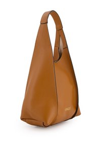 Tasche aus tanfarbenem Leder mit einer abgerundeten dreieckigen Form, glatter Textur und einem markanten Ausschnittgriff. Mit goldenen Markenakzenten.