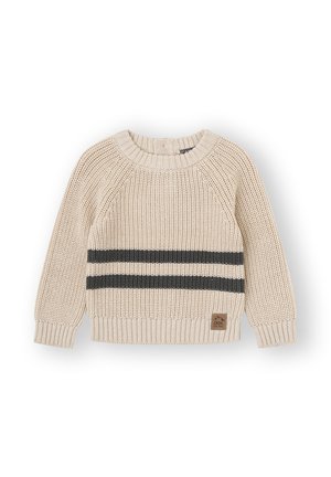 Suéter de punto beige con dos franjas horizontales gris oscuro en el pecho, puños y dobladillo acanalados, y un pequeño parche marrón en la parte inferior delantera.