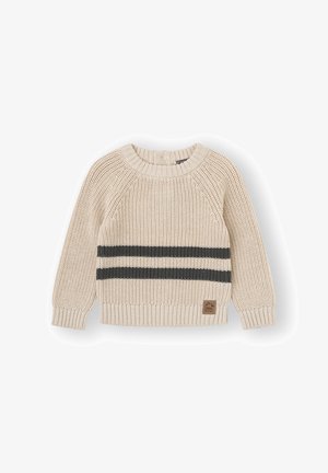 Suéter de punto beige con dos franjas horizontales gris oscuro en el pecho, puños y dobladillo acanalados, y un pequeño parche marrón en la parte inferior delantera.