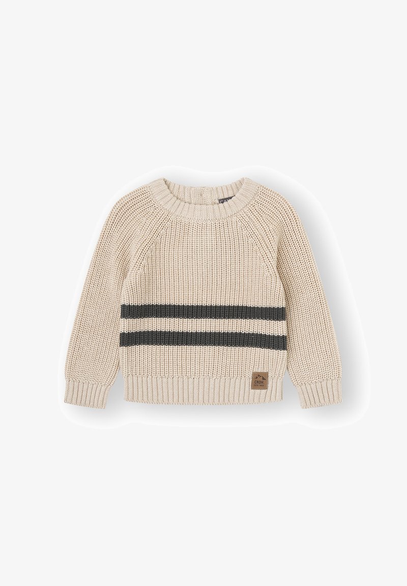 Suéter de punto beige con dos franjas horizontales gris oscuro en el pecho, puños y dobladillo acanalados, y un pequeño parche marrón en la parte inferior delantera.