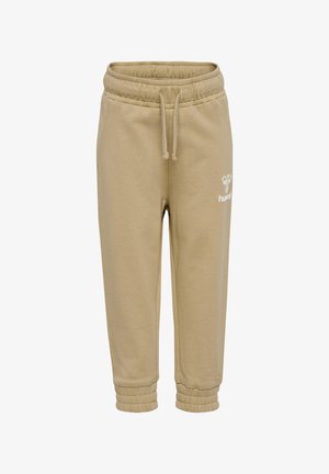 Beige bomulds sweatpants med snoretræk i taljen, ribbede ankler og et hvidt logo på venstre lår. Blød, glat tekstur.