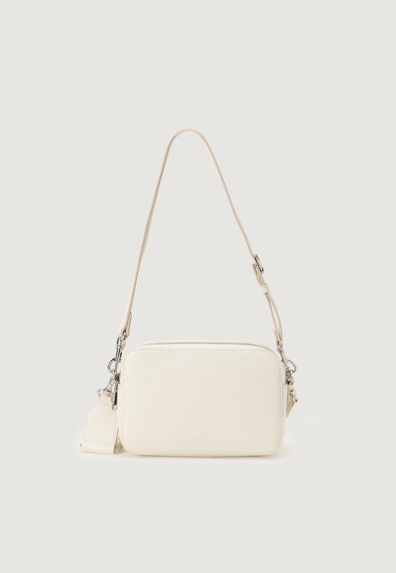 Hvid faux læder crossbody taske med en rektangulær form, lynlåslukning, justerbar rem og hardware i sølvfarvet tone. Glat tekstur.