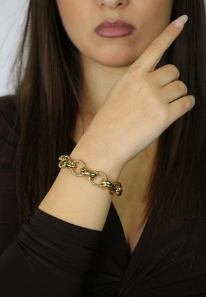 Goldgliederarmband mit ineinandergreifenden Gliedern und einem gedrehten Design. Das Armband wird an einem Handgelenk getragen und zeigt seine glänzende Textur und Details.