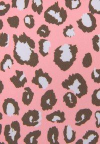 Tissu à imprimé léopard avec des taches brunes et blanches sur un fond rose vif, présentant une surface lisse et légèrement texturée.