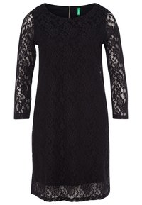 Svart spetsklänning med långa ärmar, rund halsringning och dragkedja bak. Blommönstrad spets över hela klänningen. Mjuk innerfoder.
