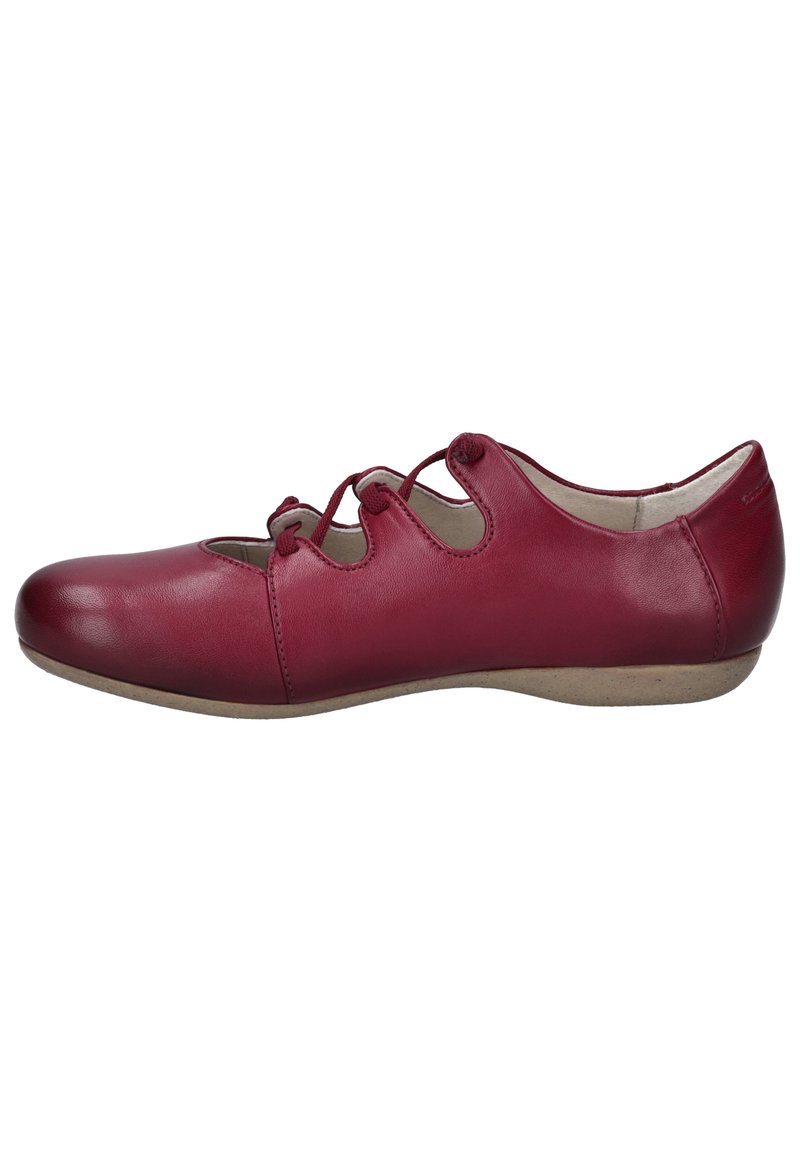 Červená kožená bota s kulatou špičkou, výřezy a šněrováním. Hladký povrch a minimalistický design s lehkou podrážkou.