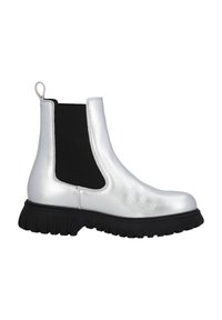 Botas de tobillo de cuero plateado con paneles laterales elásticos negros, punta redonda y suela de goma negra gruesa con un dibujo texturizado.