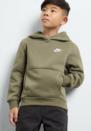 Felpa verde oliva realizzata in morbido tessuto, con tasca a canguro, polsini e orlo a coste, e con il logo Nike bianco sul petto.