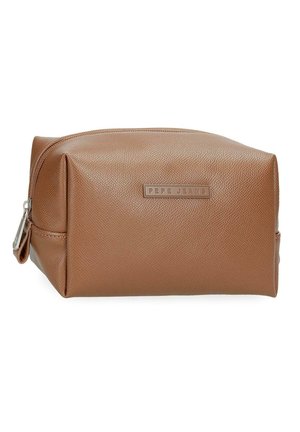 Bolsa de aseo rectangular de textura marrón con cremallera y logo "PEPE JEANS" en el frente.