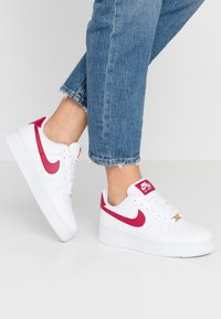 Nike Sportswear AIR FORCE 1 - Sapatilhas - white/noble red