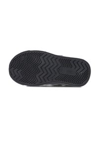 Rubberen zool met een gestructureerd zwarte oppervlakte, met een zigzagpatroon voor grip en een logo-markering op de tussenzool.