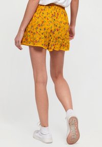 Superdry & Co Short - yellow