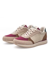 Beiga och vinröda sneakers med mocka och mesh-material, som har en texturerad yta, snörning och en lätt gummisula.