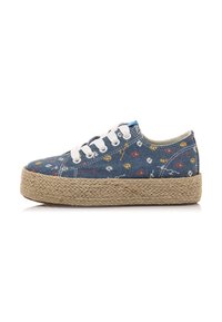 Baskets en denim avec une base bleue, des motifs floraux rouges et jaunes, des lacets blancs et une semelle en corde tressée de couleur naturelle.