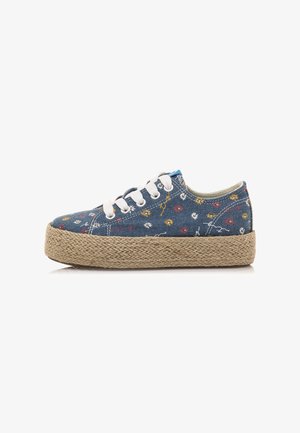 Zapatillas de denim con base azul, patrones florales en rojo y amarillo, cordones blancos y suela de cuerda trenzada de color natural.