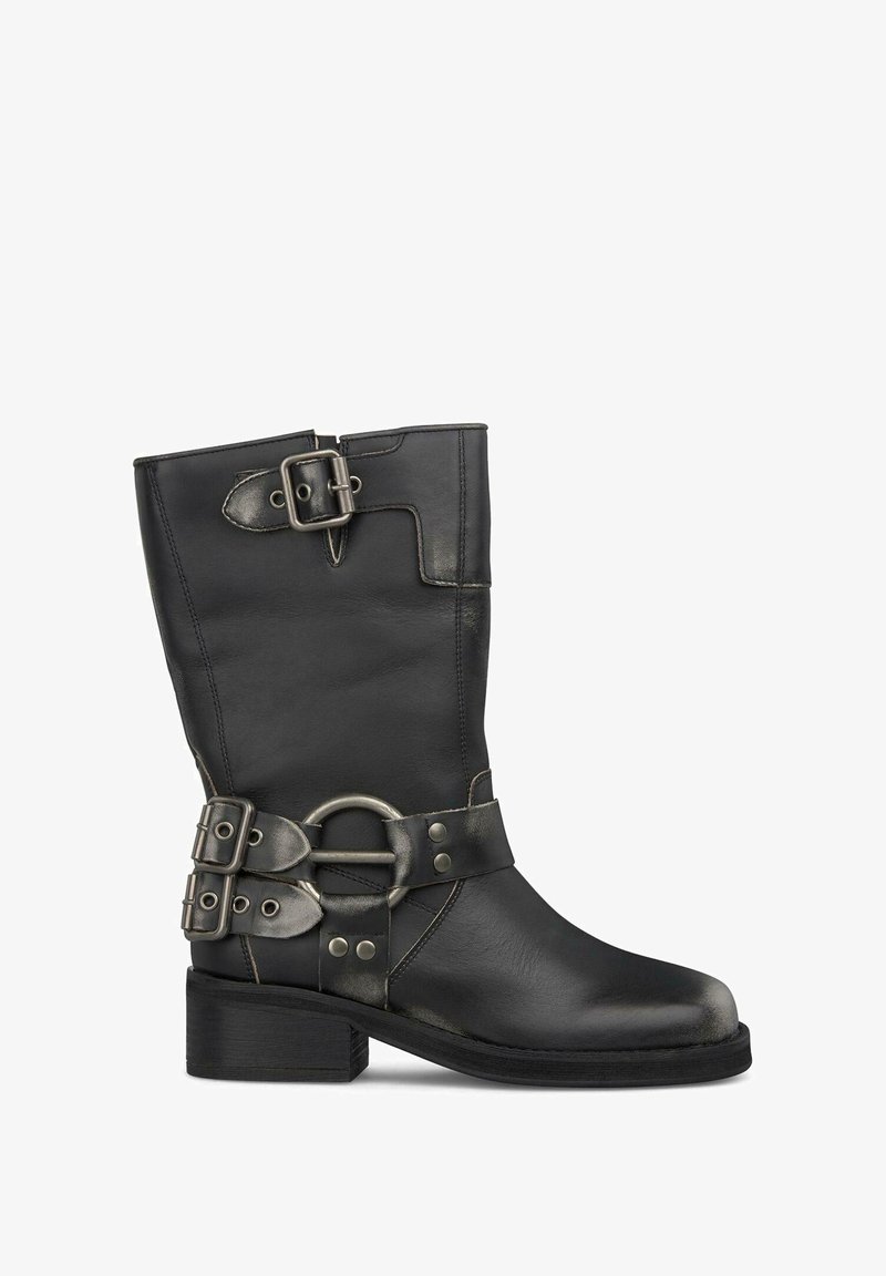 Stivaletti in pelle nera alla caviglia con hardware argentato, caratterizzati da una larga fascia e accenti con fibbia. Punta rotonda e tacco basso a blocco.