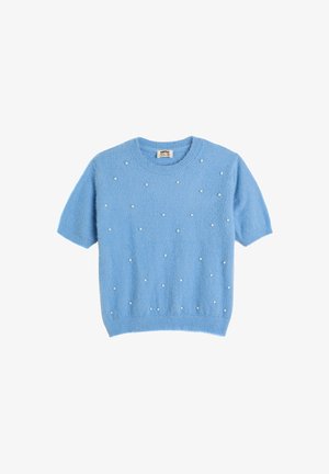 Suéter corto de manga corta en azul claro, hecho de material suave, con cuentas blancas distribuidas uniformemente en la parte frontal y un cuello redondo.