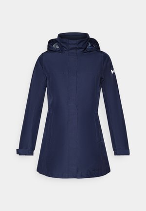 Chaqueta impermeable azul marino con capucha, mangas largas, dos bolsillos laterales y un cordón en la cintura. Incluye un logo en la manga izquierda.