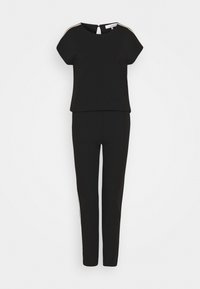 Czarny dwuczęściowy zestaw składający się z bluzki z krótkim rękawem i dopasowanych spodni, z złotymi pionowymi akcentami po bokach spodni.