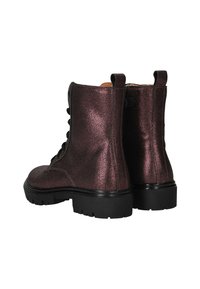 Paarse metalen enkelboots met een textuurafwerking, vetersluiting aan de voorkant en een rubberen zool. Voorzien van een trekband aan de achterkant voor gemakkelijke aan- en uittrek.