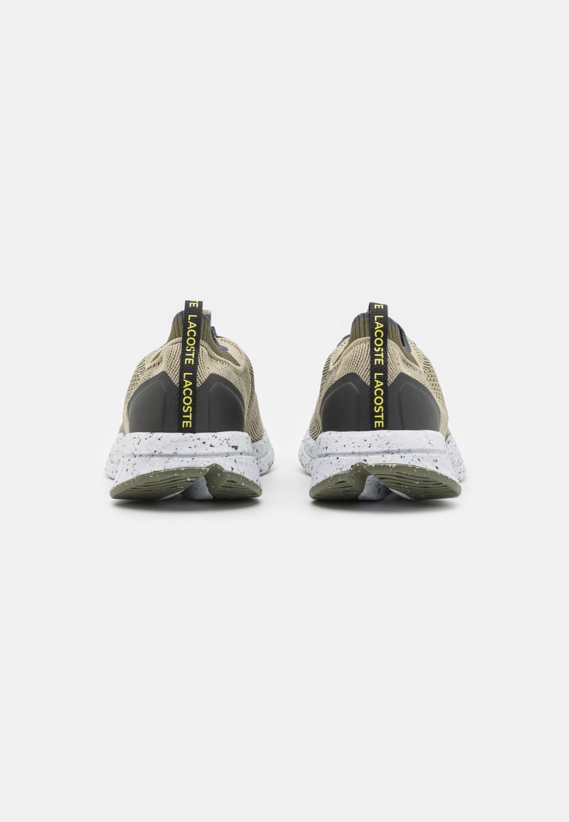 Zapatillas Lacoste con parte superior de malla y sintético en tono marrón, con acentos en negro contrastantes y una suela blanca moteada.