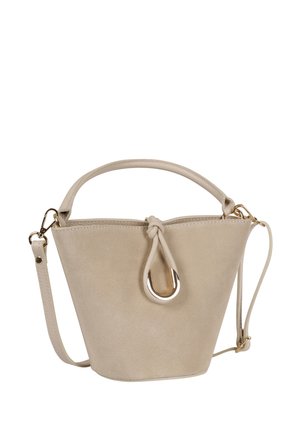 Sac à main beige de style seau avec poignée supérieure, bandoulière ajustable et boucle décorative nouée avec accent métallique doré.