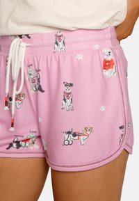 Lichtroze shorts met een hondenprint, met verschillende rassen in reddingsuitrusting. Elastische tailleband met trekkoord en zijnaad. Zachte stof.