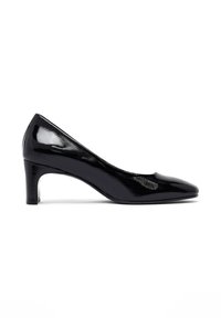 Décolleté in vernice nera con punta affusolata, tacco di 5 cm, texture liscia e un taglio arrotondato sul bordo anteriore per comfort e stile.