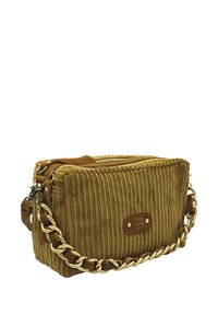 Sac bandoulière en corduroy jaune moutarde, doté d'une fermeture éclair, d'une chaîne en or et d'accents en cuir avec une étiquette de marque.