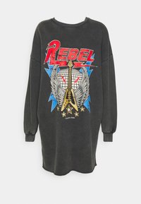 Pitkähihaan harmaanhiilen sävyinen collegepuku, jossa on graafinen printti, jossa on teksti "REBEL", kitara, siivet ja värikkäitä yksityiskohtia.