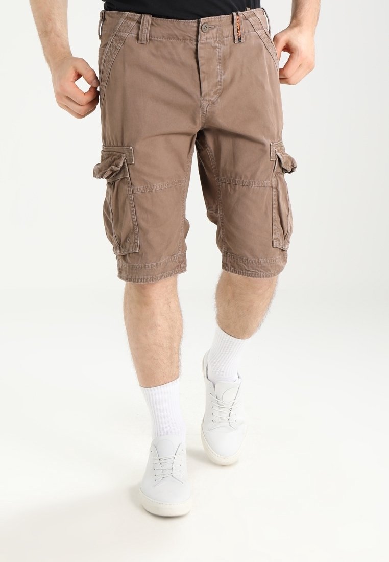 Pantalones cortos de carga marrones con múltiples bolsillos, diseño recto, fabricados con un tejido duradero, combinados con calcetines y zapatos blancos.