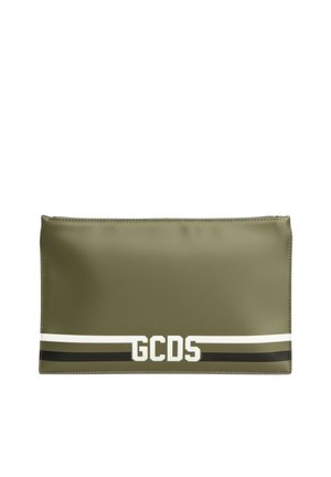Borsa rettangolare verde oliva con strisce orizzontali bianche e nere e scritta bianca "GCDS" al centro vicino al fondo.