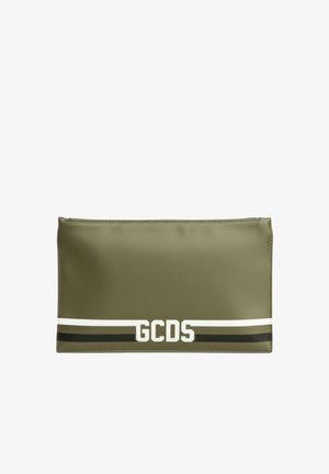 Borsa rettangolare verde oliva con strisce orizzontali bianche e nere e scritta bianca "GCDS" al centro vicino al fondo.