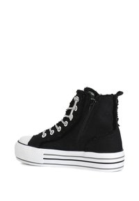 Schwarze High-Top-Sneaker mit einem ausgefransten Canvas-Design, silbernen Hardware-Details, seitlichem Reißverschluss und weiße Gummisohle mit schwarzen Streifen.