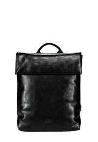 Sac à dos en cuir noir avec un design structuré, rabat supérieur et une poignée sur le dessus. Texture lisse avec un motif subtil et un logo à l'avant.