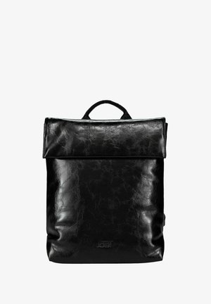 Sac à dos en cuir noir avec un design structuré, rabat supérieur et une poignée sur le dessus. Texture lisse avec un motif subtil et un logo à l'avant.