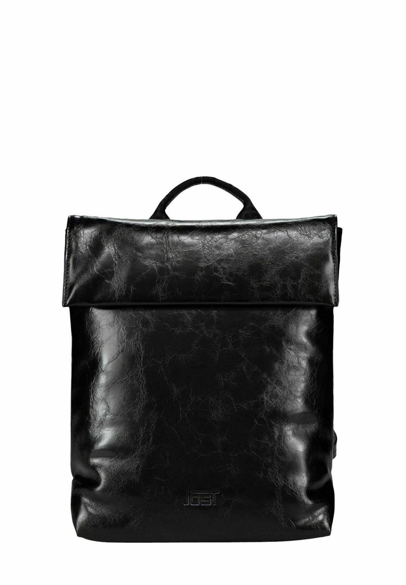 Sac à dos en cuir noir avec un design structuré, rabat supérieur et une poignée sur le dessus. Texture lisse avec un motif subtil et un logo à l'avant.